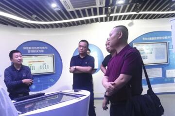 四川達州經(jīng)開(kāi)區黨工委委員、公安分局局長(cháng)劉保華一行赴遠望信息參觀(guān)考察