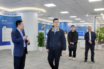 濱江區管委會(huì )副主任、副區長(cháng)佘堅一行來(lái)遠望信息考察指導工作